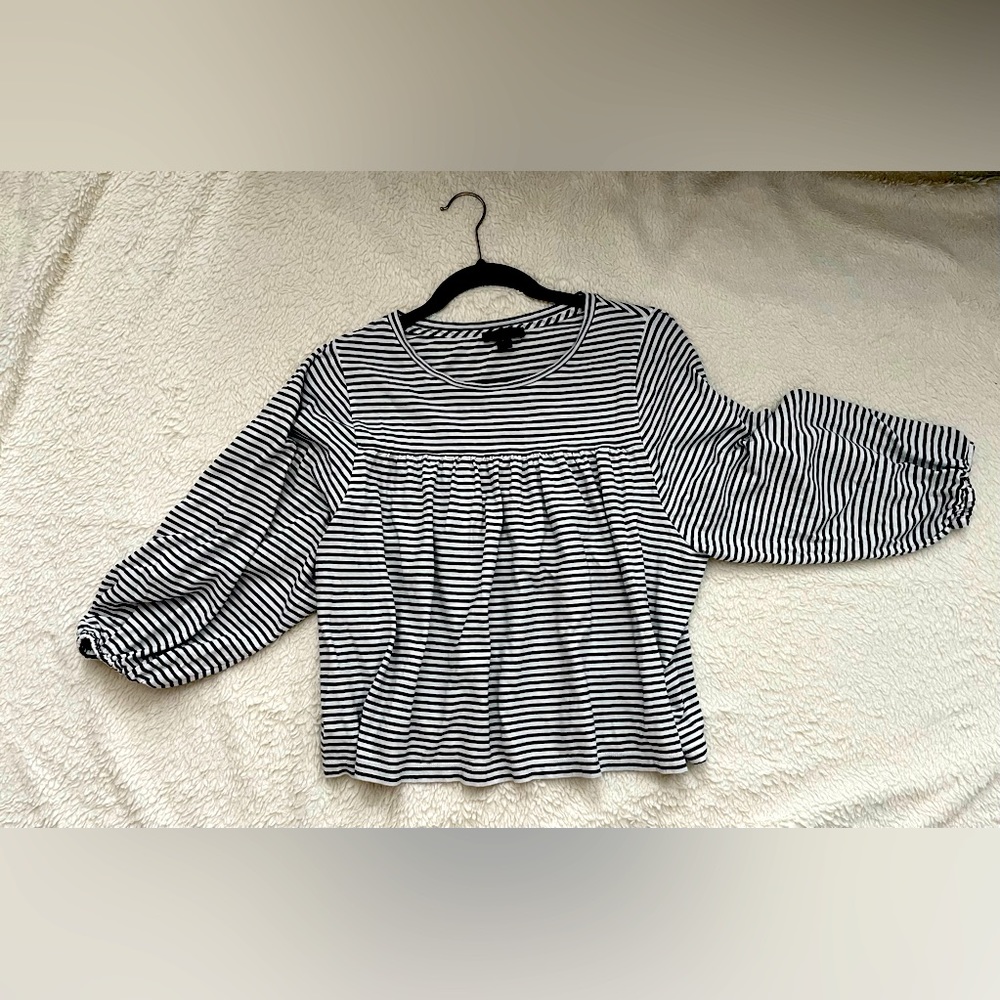 JCrew black and white pin striped knit shirt. Gathered bodice with 3/4 sleeves.